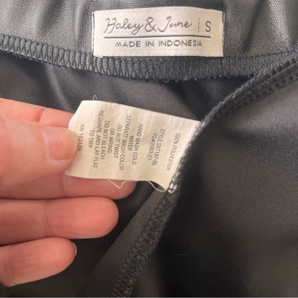 Chic Black Mini Skirt - Picture 3 of 3